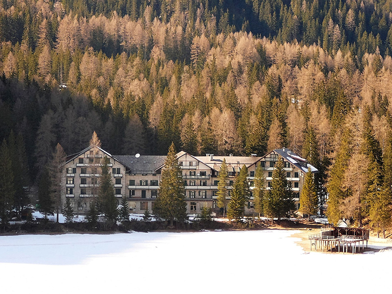 Hotel Pragser Wildsee, https://en.wikipedia.org/wiki/Pragser_Wildsee#/media/File:Albergo_al_lago_di_Braies.jpg