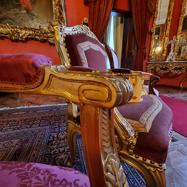 5. Fotel w stylu Ludwika XVI