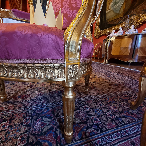 7. Fotel w stylu Ludwika XVI