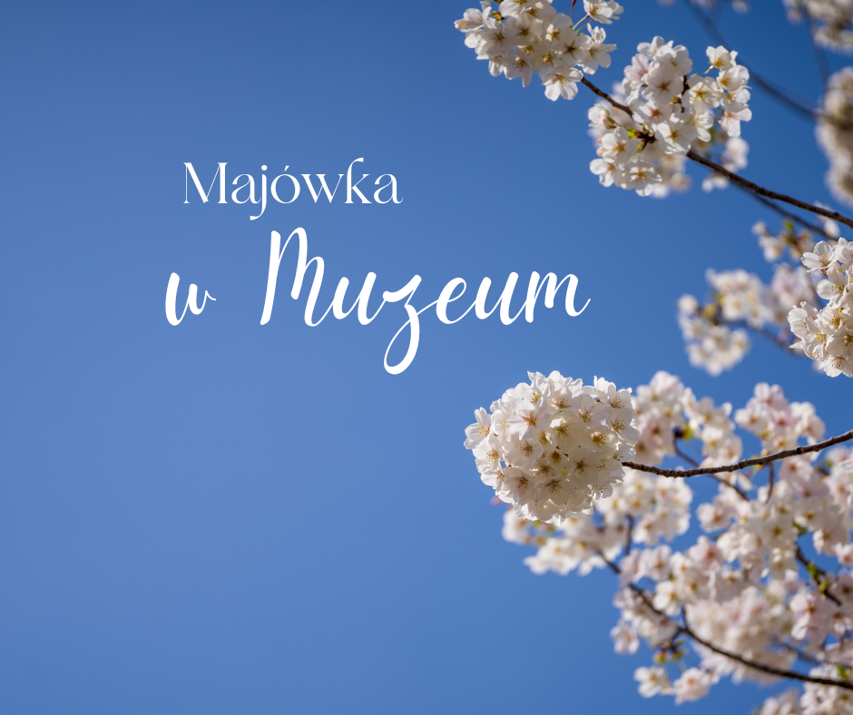 Majówka w Kozłówce Majówka w Muzeum – grafika z napisem. Na zdjęciu widoczna jest gałąź kwitnącej wiśni lub czereśni – biało-różowe kwiaty tworzą gęste grona na tle czystego, błękitnego nieba. W lewym, górnym fragmencie kadru umieszczony jest napis w białej, eleganckiej czcionce: „Majówka w Muzeum”. Całość sprawia wrażenie lekkiej, wiosennej kompozycji i zapowiada wydarzenie o charakterze przyjemnym, rekreacyjnym.