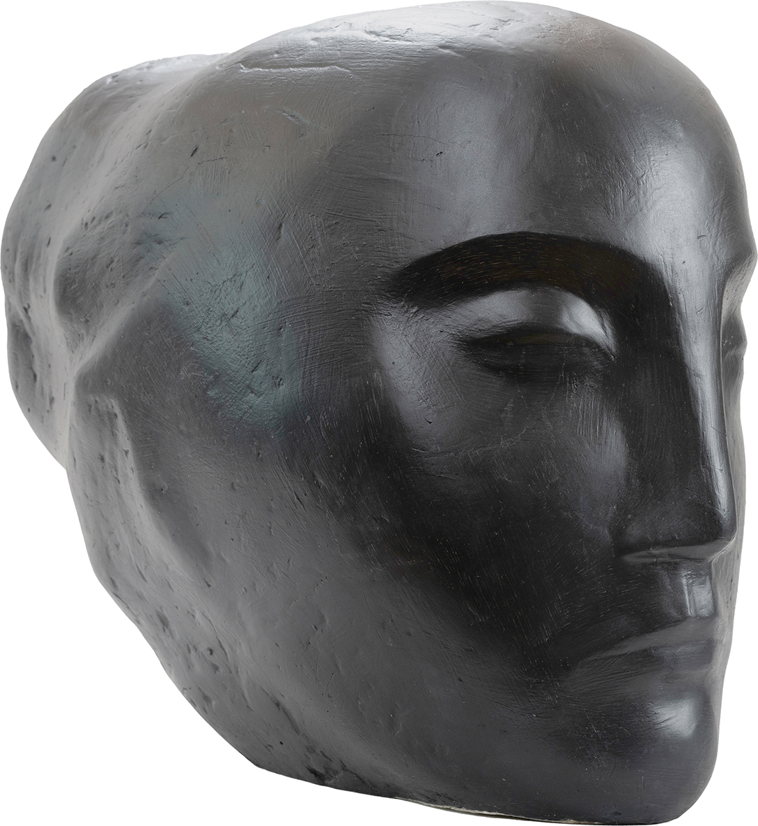 Barbara Loeffler-Zbrożyna
1923 Lublin – 1995 Warszawa
Głowa 
powstała w latach pięćdziesiątych dwudziestego wieku
Gips polichromowany
36 x 24 x 48 cm
Muzeum Zamoyskich w Kozłówce
MPK/SW/160

Na zdjęciu widnieje rzeźba głowy ukazanej z profilu, pod lekkim kątem, co nadaje jej subtelnej dynamiki. Wykonana z ciemnego, niemal czarnego gipsu polichromowanego o matowej, chropowatej powierzchni, nosi wyraźne ślady dłuta lub palców artysty.

Forma głowy jest masywna, opływowa – niemal monumentalna w swojej prostocie. Rysy twarzy zredukowane zostały do podstawowych linii: syntetyczne, oszczędne, lecz pełne wyrazu. Zamknięte oko z wyraźnie zarysowaną powieką układa się w spokojny łuk, a grube, mocno zarysowane brwi potęgują wrażenie wewnętrznego skupienia.

Nos – wąski i prosty – wraz z zaciśniętymi, beznamiętnymi ustami podkreśla powagę twarzy. Miękka, lecz wyczuwalna linia szczęki i kości policzkowych buduje harmonijną strukturę. Tył głowy jest gładki, pozbawiony detali – bez śladu włosów czy uszu – jakby wyrzeźbiony z myślą o esencji, a nie o portrecie.

Całość emanuje spokojem, ciszą i skupieniem. Rzeźba zdaje się kontemplować własne istnienie – minimalistyczna, ascetyczna, niemal medytacyjna. To forma, która mówi więcej przez to, co przemilcza, niż przez to, co przedstawia.
