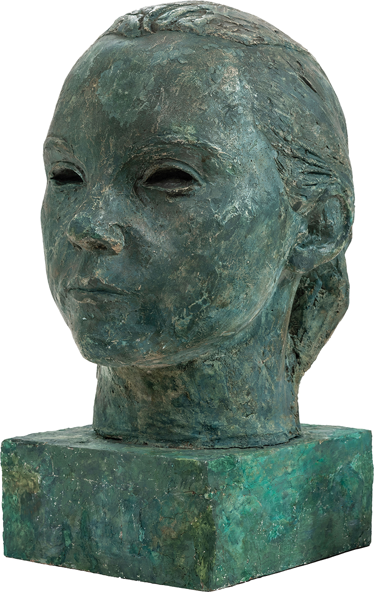 Antoni Mehl, Głowa Antoni Mehl
1905 Dobrzyń Wielki – 1967 Wrocław
Głowa
powstała około 1947 roku
Gips podmalowywany
32 x 18 x 21 cm
Muzeum Zamoyskich w Kozłówce
MPK/SW/1117
Rzeźba przedstawia głowę młodej dziewczynki, osadzoną na prostej, prostopadłościennej podstawie. Wykonana z pomalowanego gipsu, zyskała szlachetną, postarzałą aurę – jakby wyłonioną z głębi czasu.
Ukazana w ujęciu trzy czwarte, z lekkim skrętem w prawo, twarz dziewczynki emanuje subtelnym realizmem. Jej rysy są delikatne, miękkie – jakby uchwycone w momencie dziecięcej zadumy. Puste oczy, pozbawione źrenic, sprawiają wrażenie nieobecnych, co nadaje postaci nutę tajemniczości i introspekcji.
Nos jest prosty, usta wąskie, lekko zaciśnięte – jakby dziewczynka skrywała myśl lub uczucie. Wzrok mimowolnie zatrzymuje się na głowie, gdzie zgrubienia materii sugerują zarys fryzury, a z tyłu wyłania się niski kok lub warkocz, tylko szkicowo zaznaczony.
Powierzchnia rzeźby nie jest gładka – przeciwnie, szorstka, pełna nieregularnych faktur, smug i zadrapań. Każdy detal zdaje się świadectwem ręcznego modelunku, dodając całości autentyczności i emocjonalnej głębi.
Postać milczy, ale mówi. Jest spokojna, skupiona – może lekko zamyślona. Zatrzymana w ciszy, jakby pogrążona w wewnętrznym świecie, do którego widz może tylko próbować zajrzeć.