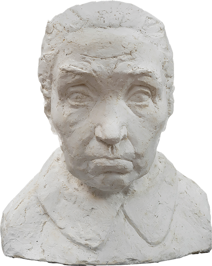 Piotr Waligóra, Staruszka Piotr Waligóra
1909 Sechna Ujanowice – 1968
Staruszka
powstała około 1955 roku
Gips
38 x 33,5 x 32 cm
Muzeum Zamoyskich w Kozłówce
MPK/SW/214
Rzeźba przedstawia starszą kobietę, ukazaną frontalnie – od klatki piersiowej w górę. Wykonana z jasnego, niemal kredowobiałego gipsu, emanuje surowością i szczerością materiału. Jej powierzchnia nie została wygładzona – przeciwnie, pełna jest zagłębień, rys i śladów co podkreśla ekspresyjny charakter pracy.
Twarz kobiety przyciąga uwagę swoją intensywnością – poważna, poorana zmarszczkami, nosi wyraźne piętno wieku i doświadczenia. Wysokie, pomarszczone czoło i uniesione brwi sugerują zatroskanie lub głęboką refleksję. Nos jest mocno zaznaczony, prosty, a zaciśnięte, opadające usta nadają twarzy surowy, niemal bolesny wyraz.
Oczy skierowane są przed siebie – jakby w spojrzeniu utkwiła pamięć minionych lat lub niepokój o to, co nadejdzie. Gładko zaczesane do tyłu włosy ściśle przylegają do czaszki, wzmacniając wrażenie dyscypliny i oszczędności formy.
Zarys ubrania jest szkicowy – jedynie zaznaczony kołnierzyk przywodzi na myśl skromny fartuch lub prostą suknię, wzmacniając wrażenie codzienności i pokory.
Choć utrzymana w realistycznej konwencji, rzeźba mówi przede wszystkim emocjami. To portret kobiety, którą życie naznaczyło ciężarem, ale nie pozbawiło godności. Jest w niej cicha duma, zmęczenie, siła – i opowieść, której nie trzeba wypowiadać.