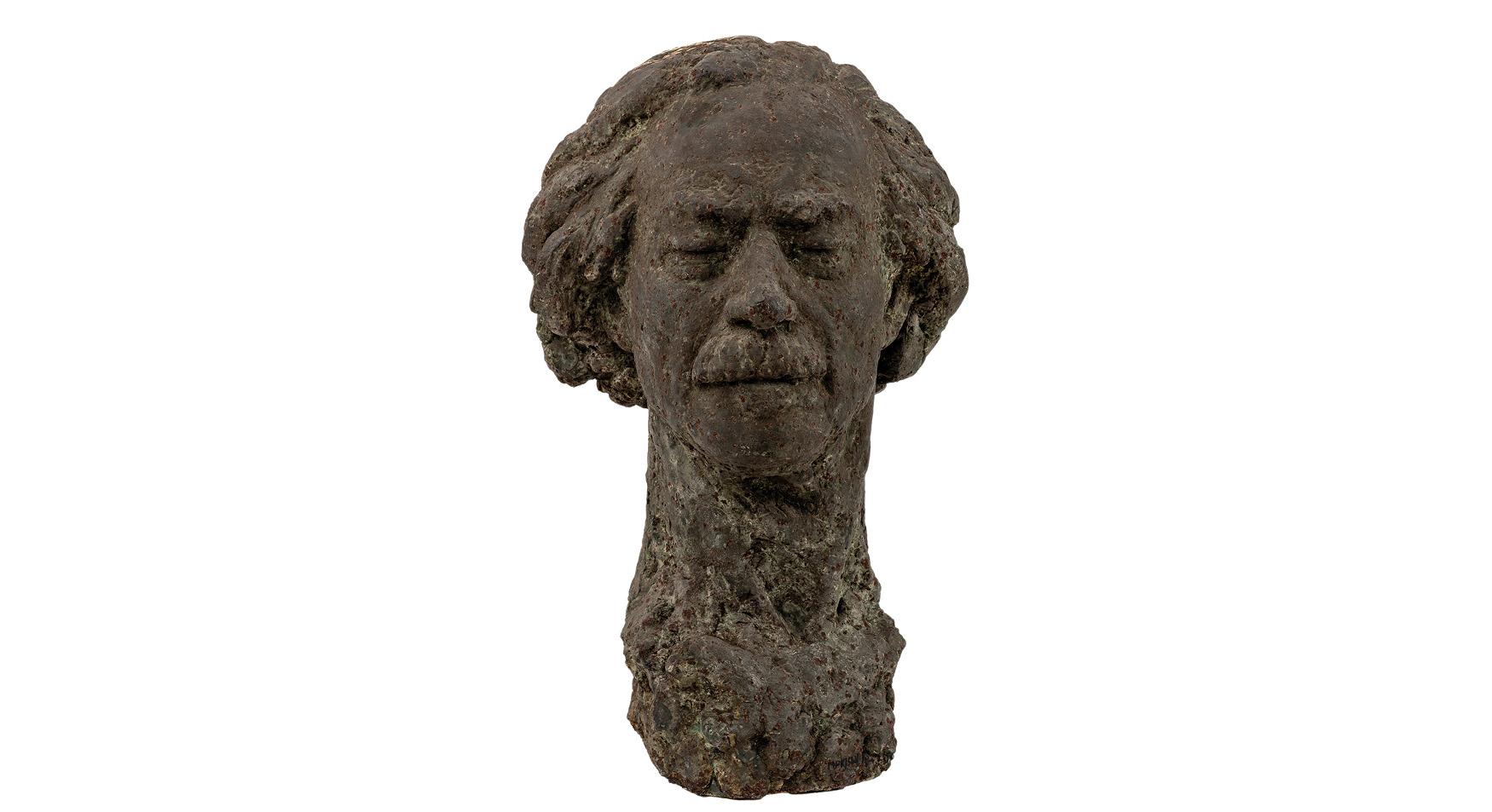 Zygmunt Kotlicki, Ignacy Jan Paderewski Zygmunt Kotlicki
urodzony w 1925 Mogielnicy – zmarł w 1998 roku w Warszawie
Ignacy Jan Paderewski
1959 rok
Żeliwo
wymiary: 59 x 36 x 38 cm
Muzeum Zamoyskich w Kozłówce
numer inwentarza: MPK/SW/1470
Rzeźba przedstawia głowę Ignacego Jana Paderewskiego – ikonę polskiej kultury i historii – uchwyconą w stanie skupienia i wyciszenia. Wykonana z ciemnego, brunatnoszarego żeliwa, o nieregularnej, niemal skorodowanej powierzchni, rzeźba przywodzi na myśl obiekt wydobyty z głębi ziemi lub czasu – jakby była fragmentem jakiegoś większego, pierwotnego monumentu.
Twarz ma łagodne, a zarazem wyraziste rysy – lekko zaznaczone brwi, zamknięte powieki i spokojne usta z subtelnie zaznaczonym wąsem. Prostoliniowy nos dodaje całości dostojności, a opadające powieki i miękko wymodelowane rysy sugerują stan wewnętrznego skupienia, kontemplacji lub snu.
Włosy – bujne, falujące po bokach głowy – zostały opracowane z dużym wyczuciem formy i rytmu. Ich swobodny, niemal rozwiany układ kontrastuje z zamkniętym wyrazem twarzy, wprowadzając dynamikę do statycznego portretu. Tworzą wizualną aurę – jakby myśl, dźwięk lub wspomnienie rozchodziły się wokół tej zamkniętej, skupionej postaci.
Cała powierzchnia rzeźby – od twarzy, przez szyję, aż po podstawę – pokryta jest chropowatą, porowatą fakturą przypominającą skorodowany metal lub zastygłą lawę. To nie tylko estetyczny wybór – ta organiczna, niemal archaiczna faktura nadaje rzeźbie głębię i ciężar symboliczny.
Podstawa nie została wyraźnie wydzielona – głowa zdaje się wyrastać z masywnego, nieregularnego bloku, jakby natura sama uformowała ten portret. To zabieg, który dodatkowo wzmacnia poczucie ponadczasowości – rzeźba nie tyle przedstawia człowieka, co uosabia ideę: spokój, introspekcję, duchową obecność.