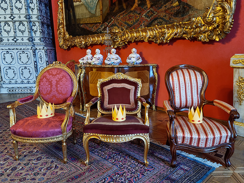 1. Fotel w stylu Ludwika XVI, „Fauteuil a la reine” w stylu Ludwika XV i fotel w stylu Ludwika Filipa. Salon Czerwony, Muzeum Zamoyskich w Kozłówce