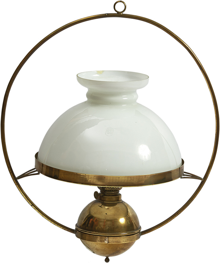 Fotografia współczesna przedstawiająca lampę naftową z muzealnego magazynu rzemiosła artystycznego, wykonaną w Anglii, w pierwszej połowie XX wieku. Na białym tle lampa wpisana w metalową obręcz, połączoną u dołu z poziomym pierścieniem, ujmującym kulisty zbiornik z palnikiem. Nad nim kopulasty mleczny klosz.