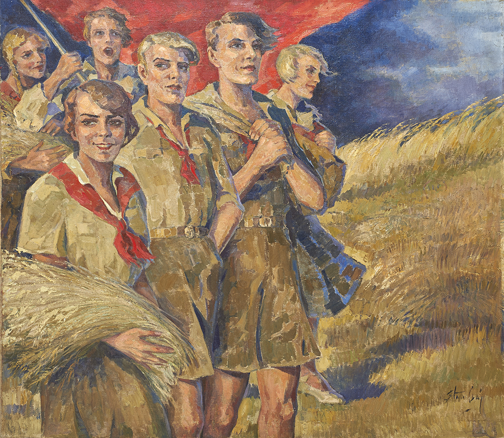 Fotografia obrazu autorstwa Stanisławy Paradowskiej-Gajewskiej, zatytułowanego Młodość naprzód, namalowanego farbami olejnymi na płótnie około 1952 roku. Kompozycja przedstawia sześcioosobową grupę młodzieży: od lewej dziewczyna z naręczem zboża i dwaj chłopcy; dalej kolejna dziewczyna ze zbożem, chłopak trzymający drzewce czerwonego sztandaru i dziewczyna ukazana z profilu. Wszyscy smukli, z podłużnymi twarzami o złotoróżowej karnacji, prostymi nosami i wyraźnie zarysowanymi podbródkami. Włosy jasno- albo ciemnoblond, rozwichrzone na wietrze. W czerwonych chustach na szyi, brązowozielonych koszulach i krótkich spodniach lub spódnicach. W tle po prawej ściernisko, na dalszym planie chylące się łany zbóż i ciemne niebo.