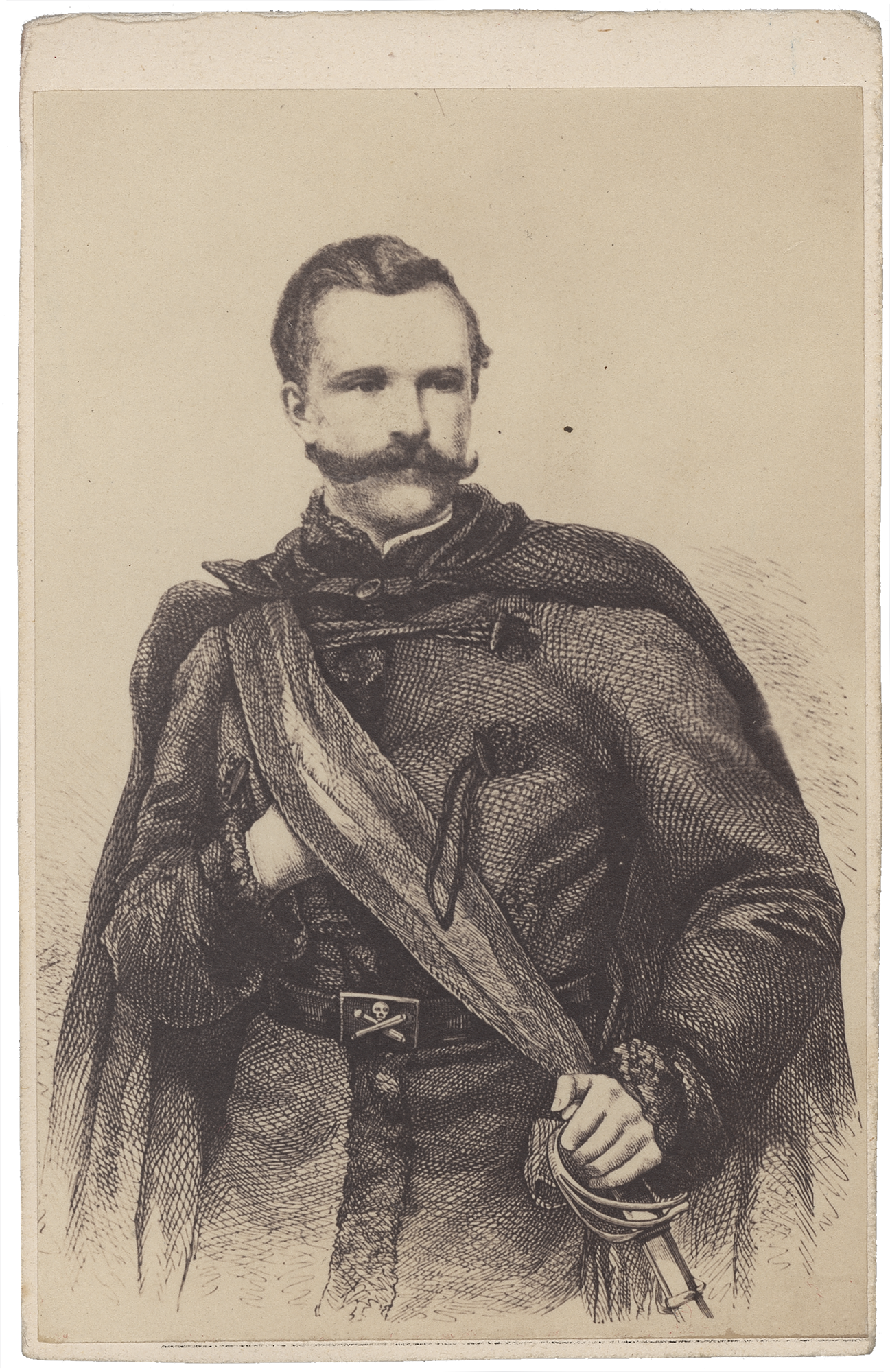 Fotografia archiwalna, czarno-biała, przedstawiająca mężczyznę z bujnym wąsem, ubranego w mundur powstańczy z 1863 roku, w ujęciu do bioder, z głową lekko zwróconą w prawo, tło neutralne.