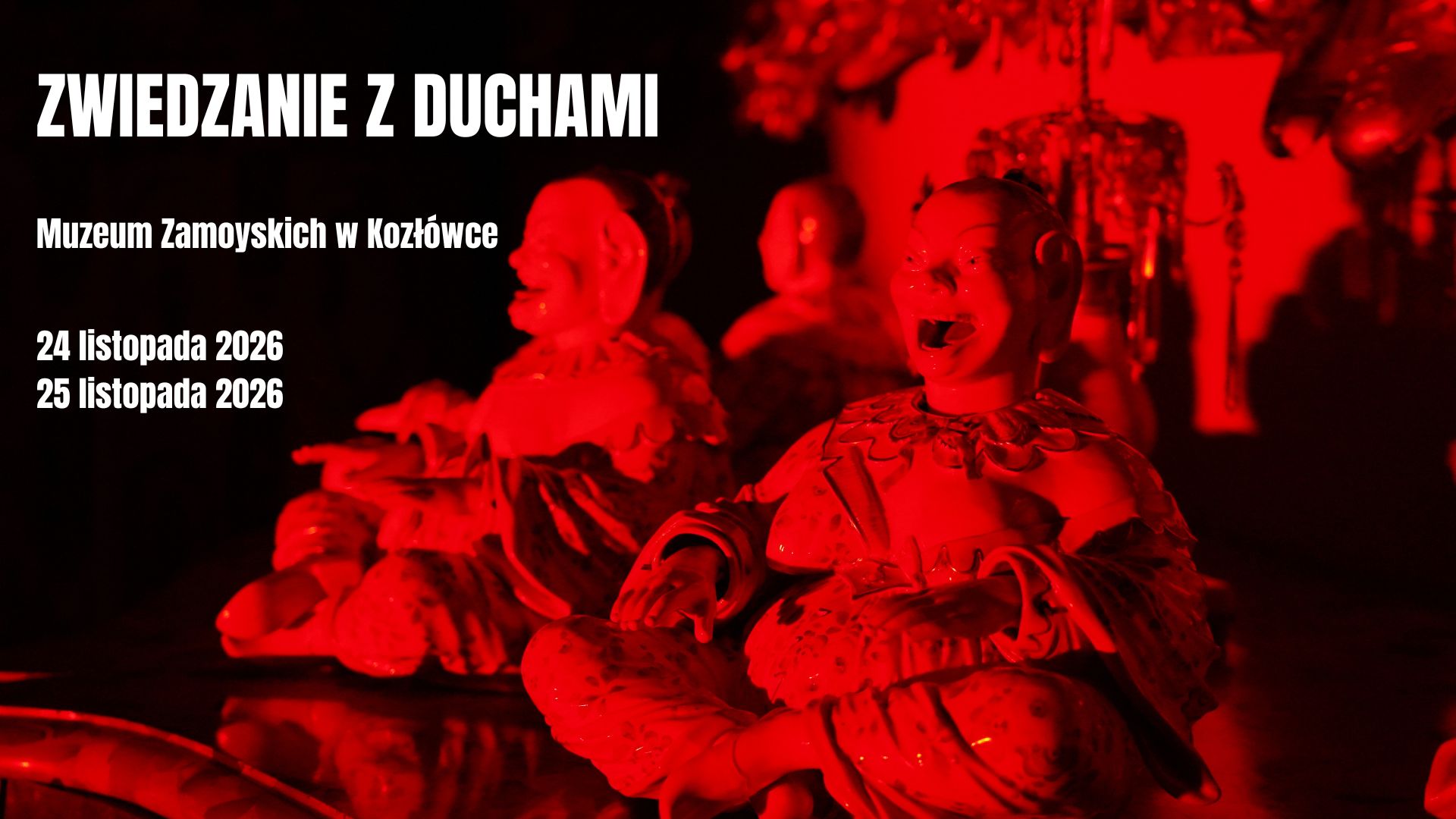 Zdjęcie w kolorystyce czarno-czerwonej przedstawia trzy porcelanowe figury siedzących Chińczyków. Po lewej stronie napisy, od góry:
Zwiedzanie z duchami, Muzeum Zamoyskich w Kozłówce, 24 listopada 2026, 25 listopada 2026